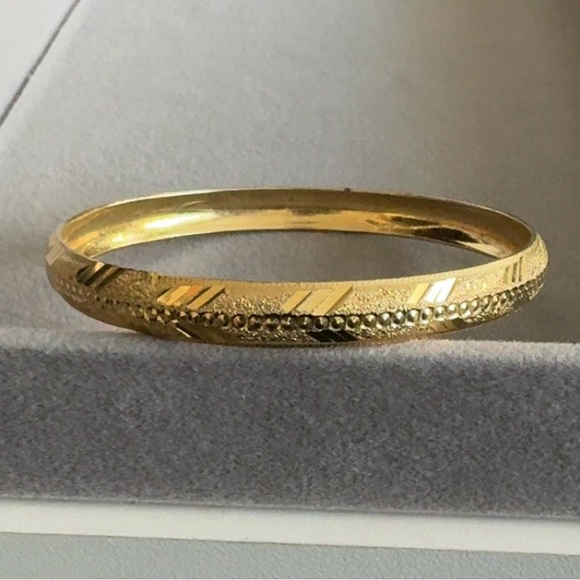 Jewelry - Elegant Gold Bangle Bracelet